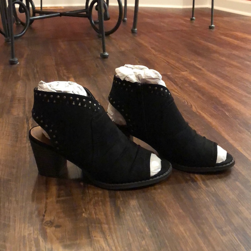 Women’s black shoes
